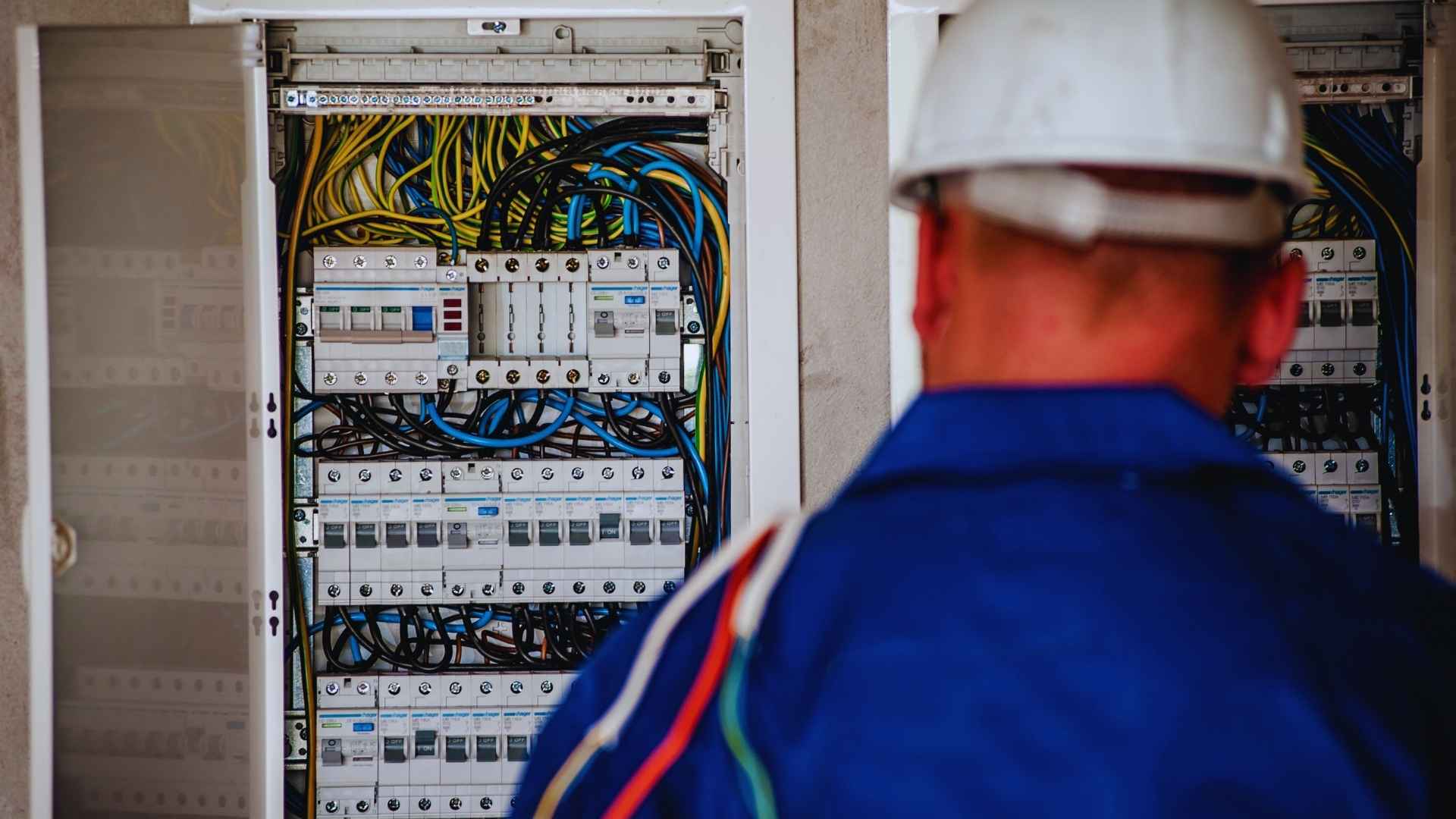 ¿Necesitas un electricista en Zaragoza? - Desarrollos Eléctricos Lumijisa