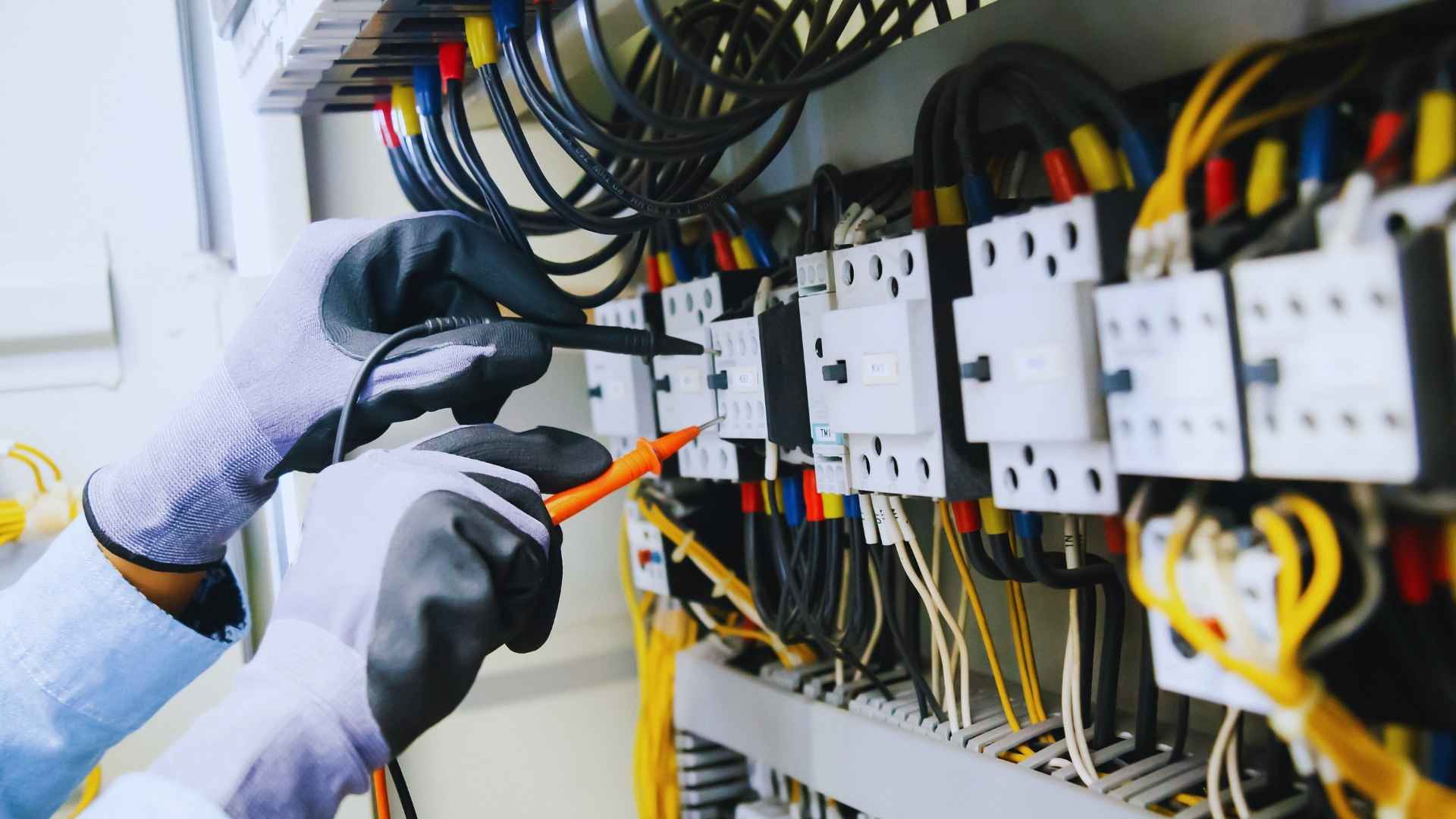 ¿Has revisado tu instalación eléctrica tras el verano? - Desarrollos Integrales Lumijisa