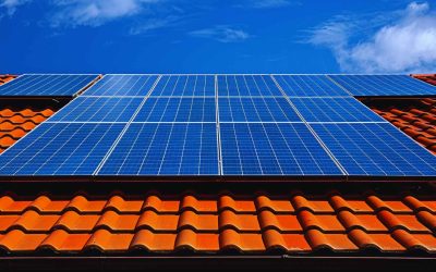 Cómo combinar paneles solares y baterías domésticas para reducir al mínimo tu factura de luz
