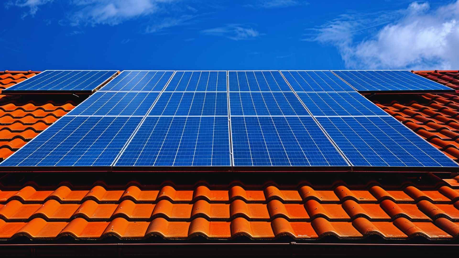 Cómo combinar paneles solares y baterías domésticas para reducir al mínimo tu factura de luz - Desarrollos Integrales Lumijisa