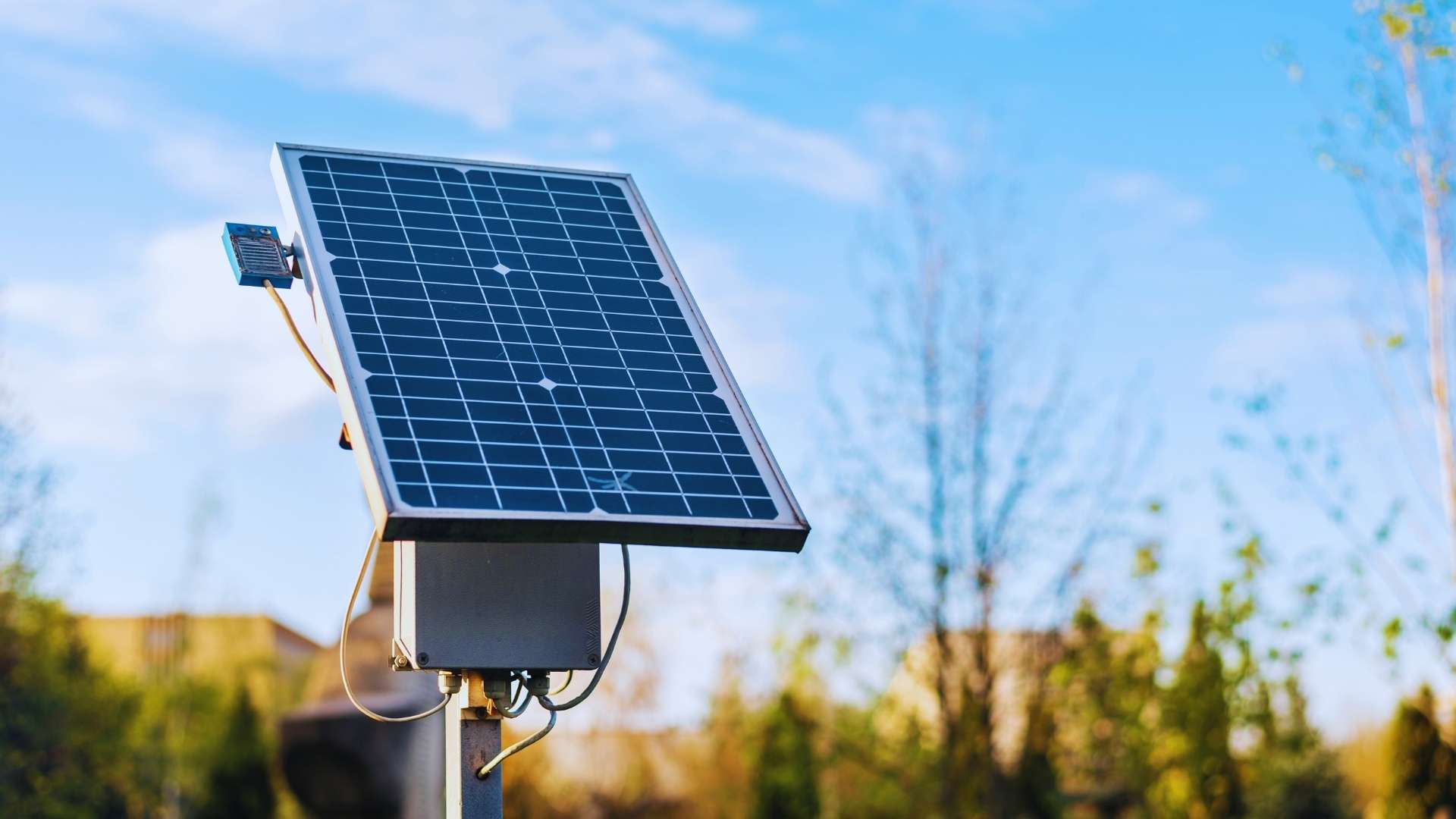 Cómo combinar paneles solares y baterías domésticas para reducir al mínimo tu factura de luz - Desarrollos Integrales Lumijisa