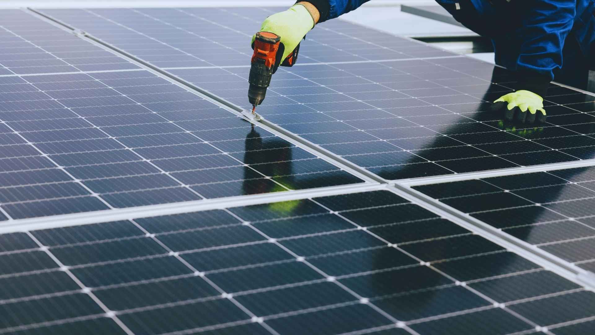 Cómo combinar paneles solares y baterías domésticas para reducir al mínimo tu factura de luz - Desarrollos Integrales Lumijisa