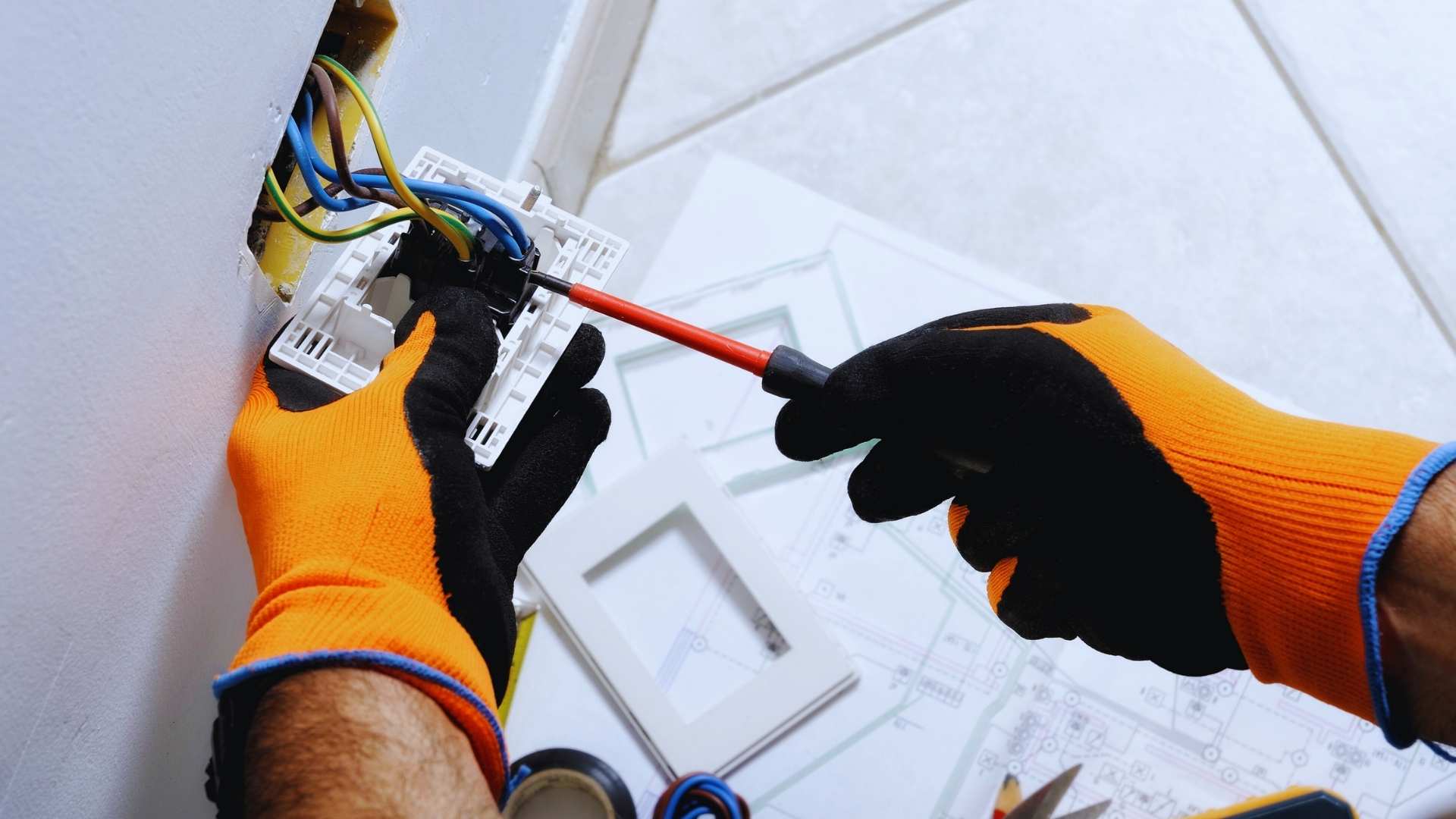 Errores frecuentes al contratar instalaciones eléctricas baratas (y cómo evitarlos en 2026) - Desarrollos Integrales Lumijisa