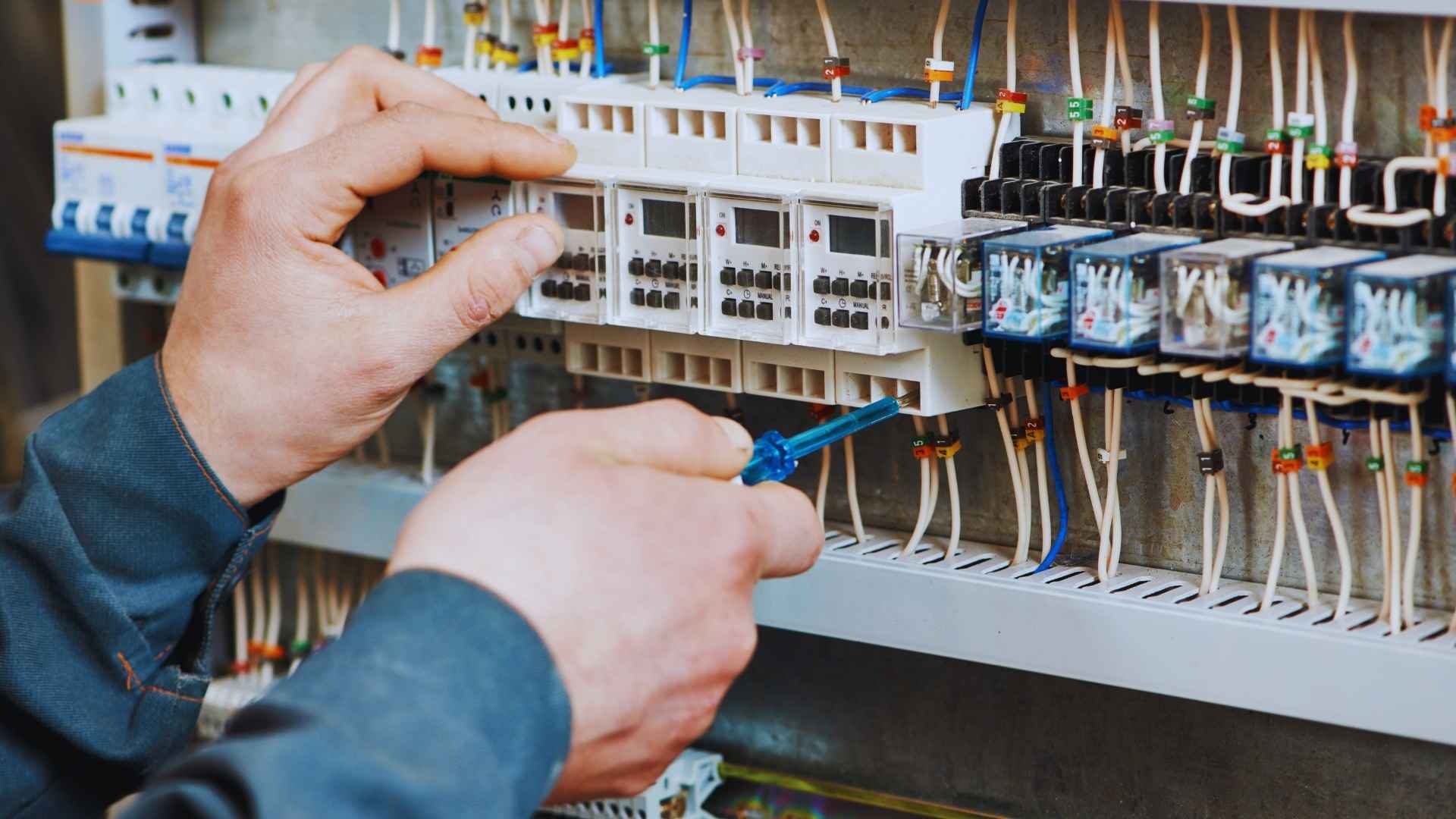 Errores frecuentes al contratar instalaciones eléctricas baratas (y cómo evitarlos en 2026) - Desarrollos Integrales Lumijisa