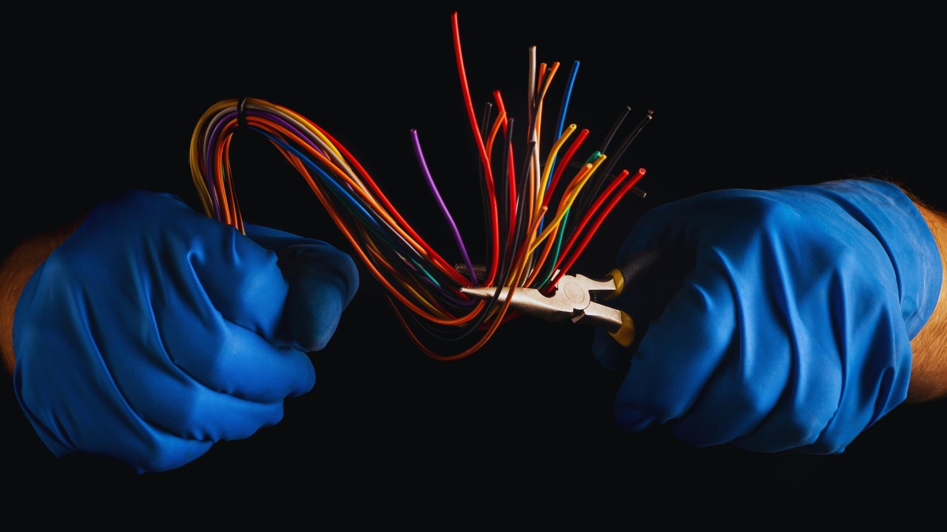 Errores frecuentes al contratar instalaciones eléctricas baratas (y cómo evitarlos en 2026) - Desarrollos Integrales Lumijisa