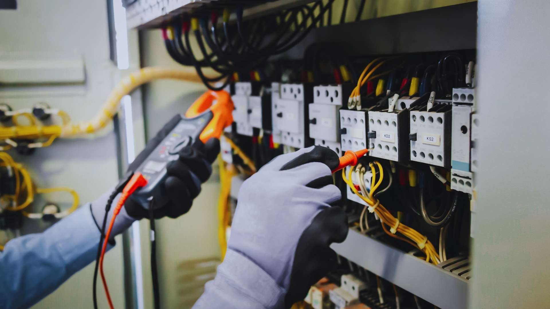 Errores eléctricos comunes en viviendas antiguas (y por qué conviene corregirlos ahora) - Desarrollos Integrales Lumijisa