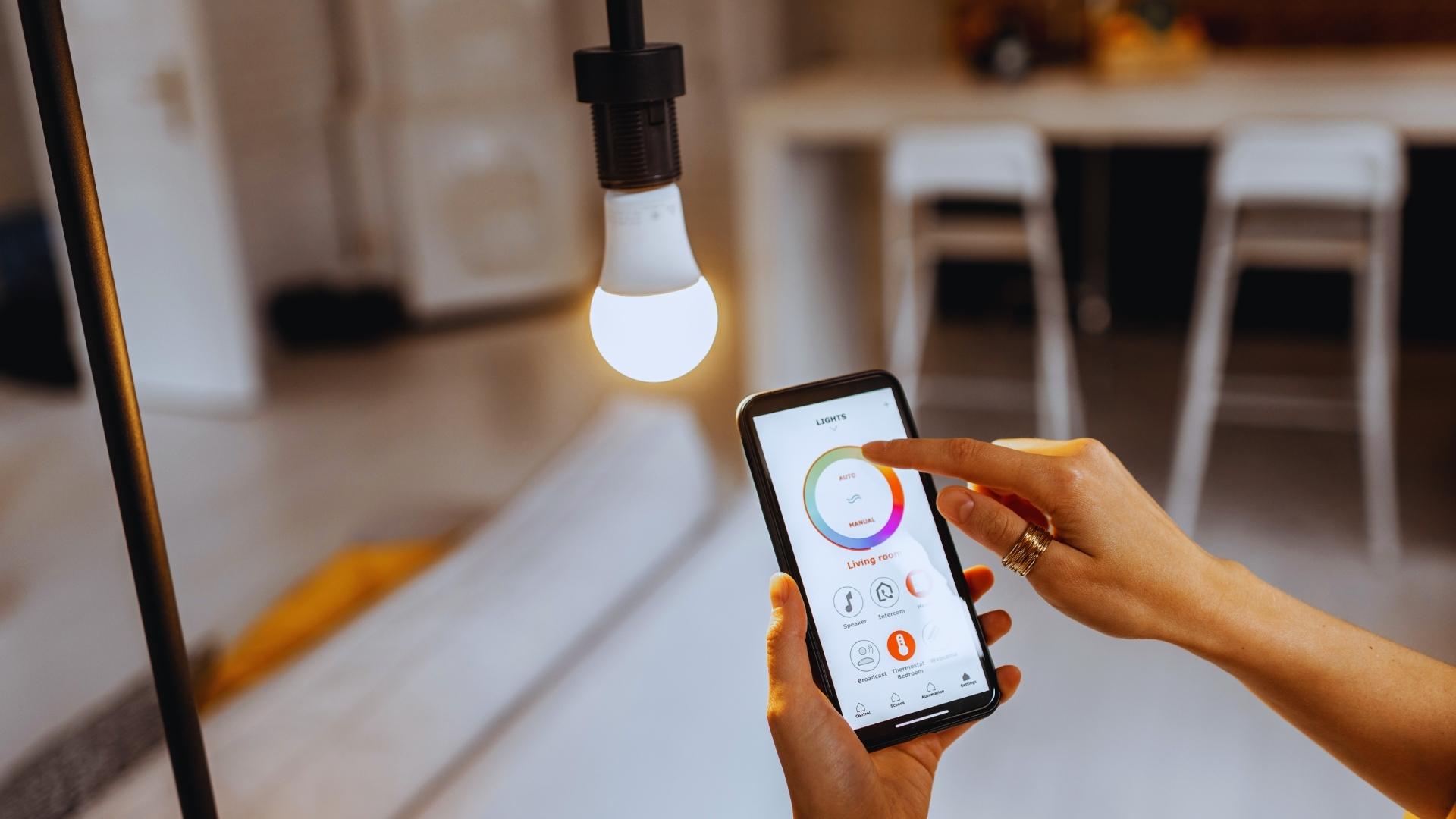 Control de iluminación mediante voz la guía para un hogar inteligente - Desarrollos Integrales Lumijisa
